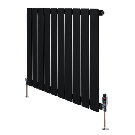 Svart platt enkelkolumnsradiator med ventiler, 600 × 700 mm, med släta, vertikala lameller och metallisk finish för modern inredning