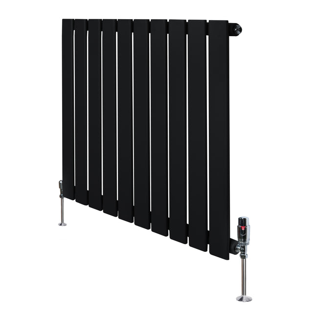 Svart platt enkelkolumnsradiator med ventiler, 600 × 700 mm, med släta, vertikala lameller och metallisk finish för modern inredning