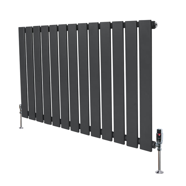 Platt enkelkolumnsradiator i antracitgrå med släta, vertikala lameller och ventiler, 600 mm x 910 mm, modern design