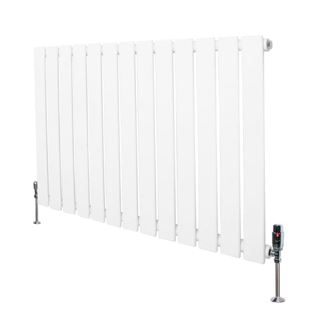 Platt enkelkolumnsradiator i vit färg, 600 mm x 910 mm, med släta ytor och ventiler på sidorna för effektiv värmeöverföring