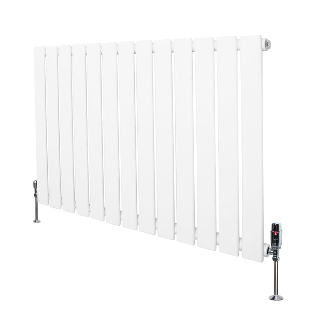 Platt enkelkolumnsradiator i vit färg, 600 mm x 910 mm, med släta ytor och ventiler på sidorna för effektiv värmeöverföring