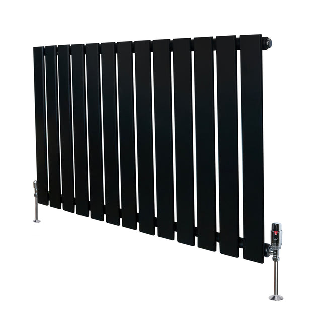 Svart platt enkelkolumnsradiator med ventiler, 600 mm x 910 mm, med släta, vertikala lameller och moderna ben i metall