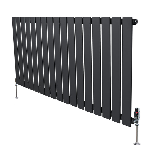 Platt enkelkolumnsradiator i antracitgrå med släta, vertikala lameller och ventiler, 600 mm x 1190 mm, modern design