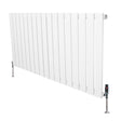 Vit platt enkelkolumnsradiator med ventiler, 600 mm x 1190 mm, har en slät yta och moderna, stilrena linjer som passar i alla rum
