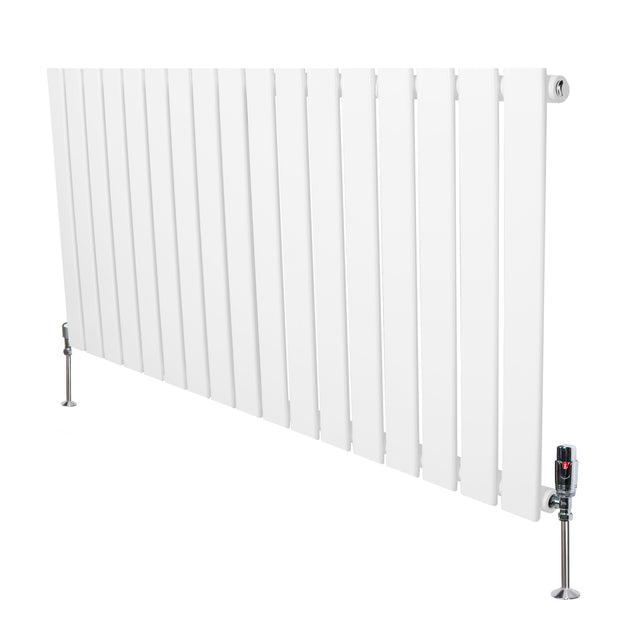 Vit platt enkelkolumnsradiator med ventiler, 600 mm x 1190 mm, har en slät yta och moderna, stilrena linjer som passar i alla rum