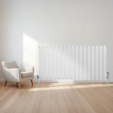 Platt enkelkolumnsradiator i vit färg, 600 mm x 1190 mm, placerad på en ljus trägolv med en modern fåtölj bredvid