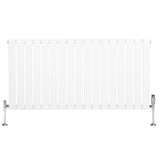 Platt enkelkolumnsradiator i vit färg med släta ytor och ventiler, mått 600 mm x 1190 mm, perfekt för modern inredning