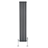 Platt enkelkolumnsradiator i antracitgrå med fyra vertikala paneler och synliga ventiler, perfekt för moderna inredningar