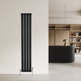 Svart platt enkelkolumnsradiator med ventiler, 1600 mm x 280 mm, med släta ytor och moderna linjer, placerad mot en neutral vägg