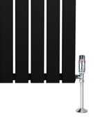 Svart platt enkelkolumnsradiator med släta paneler och kromad ventil, mått 1600 mm x 280 mm, elegant och modern design