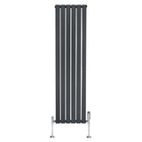 Platt enkelkolumnsradiator i antracitgrå, 1600 mm x 420 mm, med släta ytor och eleganta ventiler i metall