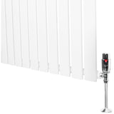 Platt enkelkolumnsradiator i vit färg med släta ytor och en ventilstång i metall, perfekt för effektiv uppvärmning i hemmet