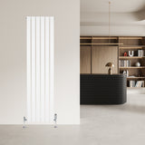 Vit platt enkelkolumnsradiator med ventiler, 1600 mm x 420 mm, placerad på en ljus vägg i en modern inredning med stilren design