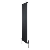Svart platt enkelkolumnsradiator med ventiler, 1600 mm lång och 420 mm bred, med en slät, modern design och metallfinish