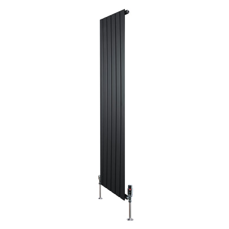 Svart platt enkelkolumnsradiator med ventiler, 1600 mm lång och 420 mm bred, med en slät, modern design och metallfinish