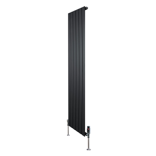 Svart platt enkelkolumnsradiator med ventiler, 1600 mm lång och 420 mm bred, med en slät, modern design och metallfinish