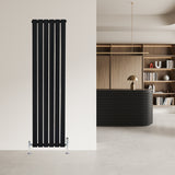 Svart platt enkelkolumnsradiator med ventiler, 1600 mm x 420 mm, installerad på vägg i modern inredning med stilren design