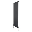Platt enkelkolumnsradiator i antracitgrå, 1600 mm x 560 mm, med släta ytor och moderna ventiler, perfekt för stilren inredning