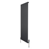 Platt enkelkolumnsradiator i antracitgrå, 1600 mm x 560 mm, med släta ytor och moderna ventiler, perfekt för stilren inredning