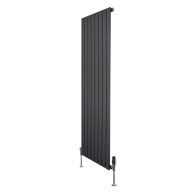 Platt enkelkolumnsradiator i antracitgrå, 1600 mm x 560 mm, med släta ytor och moderna ventiler, perfekt för stilren inredning