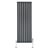 Platt enkelkolumnsradiator i antracitgrå med släta, vertikala lameller och kromade ventiler, 1600 mm x 560 mm