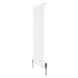 Platt vit enkelkolumnsradiator med ventiler, 1600 mm x 560 mm, har släta ytor och moderna linjer för stilren inredning