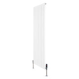 Platt vit enkelkolumnsradiator med ventiler, 1600 mm x 560 mm, har släta ytor och moderna linjer för stilren inredning