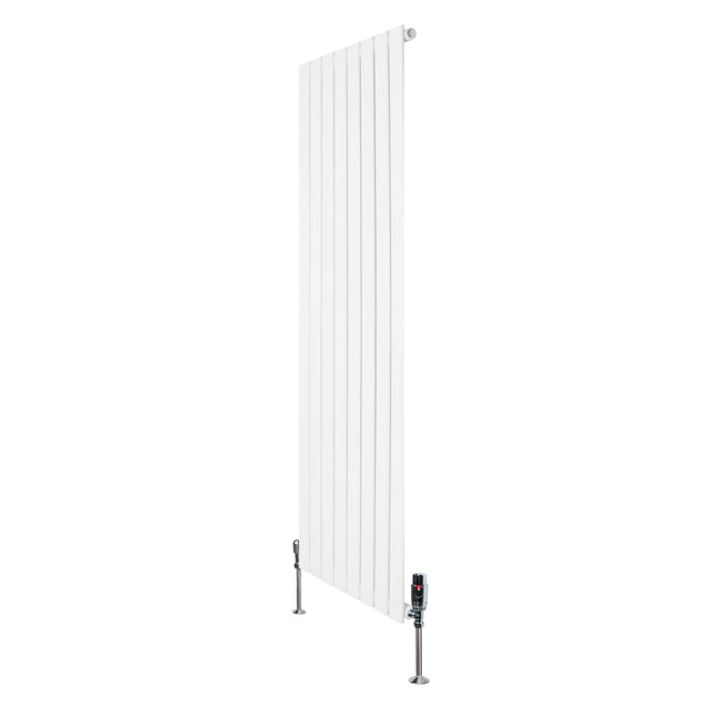 Platt vit enkelkolumnsradiator med ventiler, 1600 mm x 560 mm, har släta ytor och moderna linjer för stilren inredning