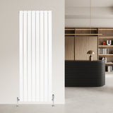 Platt enkelkolumnsradiator i vitt, 1600 mm x 560 mm, med slanka vertikala linjer och ventiler, placerad mot en neutral vägg