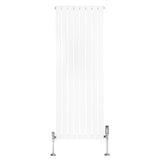 Platt enkelkolumnsradiator i vit färg, 1600 mm x 560 mm, med släta ytor och kromade ventiler för modern inredning