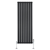 Svart platt enkelkolumnsradiator med ventiler, 1600 mm x 560 mm, vertikala lameller och glänsande metallfötter