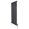 Platt enkelkolumnsradiator i antracitgrå, 1600 mm x 700 mm, med släta ytor och vertikala lameller för modern inredning