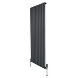 Platt enkelkolumnsradiator i antracitgrå, 1600 mm x 700 mm, med släta ytor och vertikala lameller för modern inredning