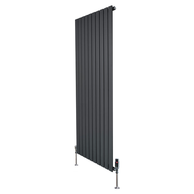 Platt enkelkolumnsradiator i antracitgrå, 1600 mm x 700 mm, med släta ytor och vertikala lameller för modern inredning