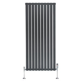Platt enkelkolumnsradiator i antracitgrå med vertikala lameller och kromade ventiler, mått 1600 mm x 700 mm