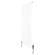 Vit platt enkelkolumnsradiator med ventiler, 1600 mm x 700 mm, har släta ytor och vertikala ribbor för effektiv värmefördelning