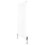 Vit platt enkelkolumnsradiator med ventiler, 1600 mm x 700 mm, har släta ytor och vertikala ribbor för effektiv värmefördelning