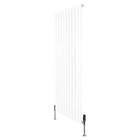 Vit platt enkelkolumnsradiator med ventiler, 1600 mm x 700 mm, har släta ytor och vertikala ribbor för effektiv värmefördelning