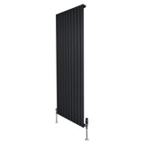 Svart platt enkelkolumnsradiator med ventiler, 1600 mm x 700 mm, med släta, vertikala lameller och stabila fötter