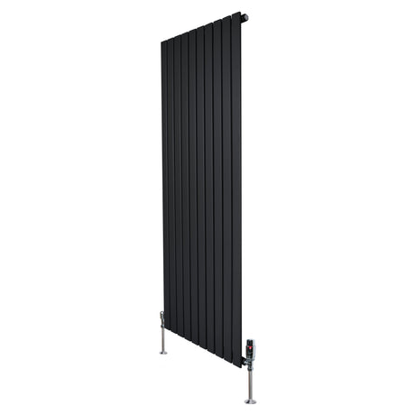 Svart platt enkelkolumnsradiator med ventiler, 1600 mm x 700 mm, med släta, vertikala lameller och stabila fötter
