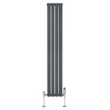 Platt enkelkolumnsradiator i antracitgrå med fyra vertikala paneler och synliga ventiler, modern design för effektiv uppvärmning