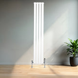 Platt enkelkolumnsradiator i vit färg, 1800 mm x 280 mm, med glänsande ventiler, placerad mot en vägg i ett ljust rum
