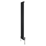 Svart platt enkelkolumnsradiator med ventiler, 1800 mm lång och 280 mm bred, har en slät yta och modern design som passar i alla rum