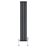 Svart platt enkelkolumnsradiator med ventiler, 1800 mm hög och 280 mm bred, med släta, moderna linjer och glänsande kromdetaljer