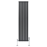 Platt enkelkolumnsradiator i antracitgrå med släta, vertikala lameller och synliga ventiler, mått 1800 mm x 420 mm