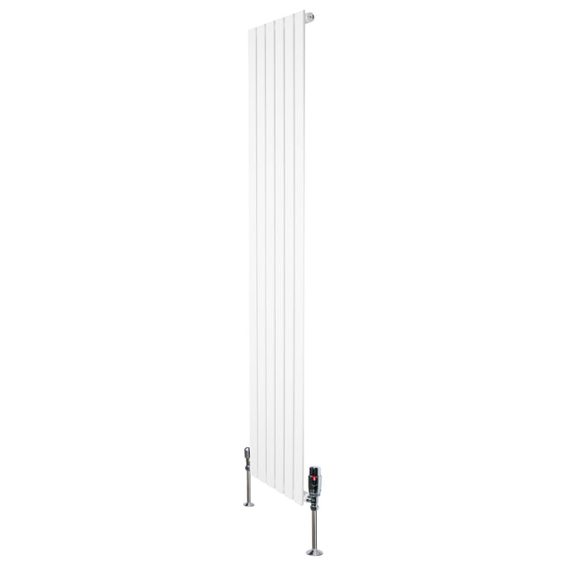 Platt enkelkolumnsradiator i vit färg, 1800 mm x 420 mm, med släta ytor och synliga ventiler för effektiv värmefördelning