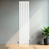 Platt enkelkolumnsradiator i vitt, 1800 mm x 420 mm, med ventiler, placerad mot en vägg i ett ljust rum med trägolv och växt
