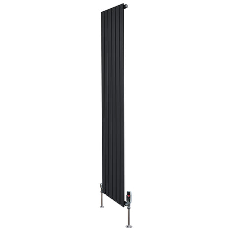 Svart platt enkelkolumnsradiator med ventiler, 1800 mm lång och 420 mm bred, med släta, vertikala lameller och moderna detaljer