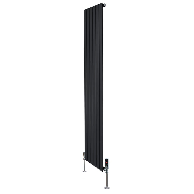 Svart platt enkelkolumnsradiator med ventiler, 1800 mm lång och 420 mm bred, med släta, vertikala lameller och moderna detaljer