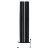 Svart platt enkelkolumnsradiator med ventiler, 1800 mm x 420 mm, har en slät yta och stilren design som passar moderna hem